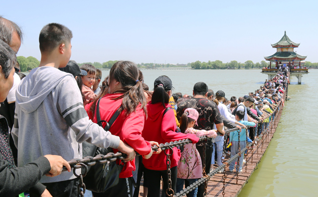 精品木質超市貨架定制：國慶假期前4天4.25億人次出游，旅游收入3120.2億