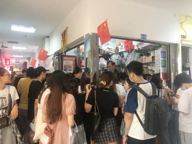 精品店貨架定制：以興趣為核，親歷電商直播，美妝行業搭上增長快車